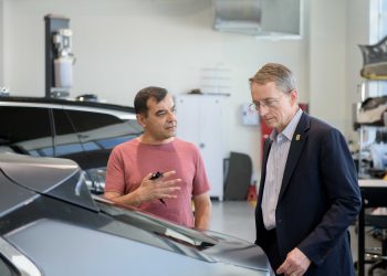 מנכ"ל מובילאיי אמנון שעשוע מארח את מנכ"ל אינטל פאט גלסינגר בישראל, דצמבר 2021. צילום יחצ