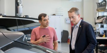 מנכ"ל מובילאיי אמנון שעשוע מארח את מנכ"ל אינטל פאט גלסינגר בישראל, דצמבר 2021. צילום יחצ