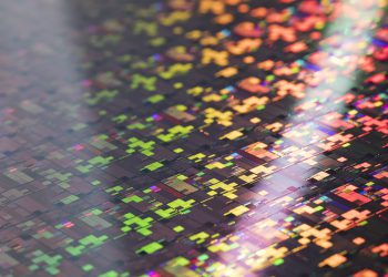 תקריב שבב בטכנולוגית VTFET (Vertical-Transport Nanosheet Field Effect Transistor). באדיבות IBM