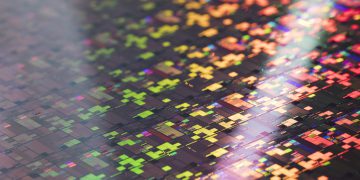 תקריב שבב בטכנולוגית VTFET (Vertical-Transport Nanosheet Field Effect Transistor). באדיבות IBM