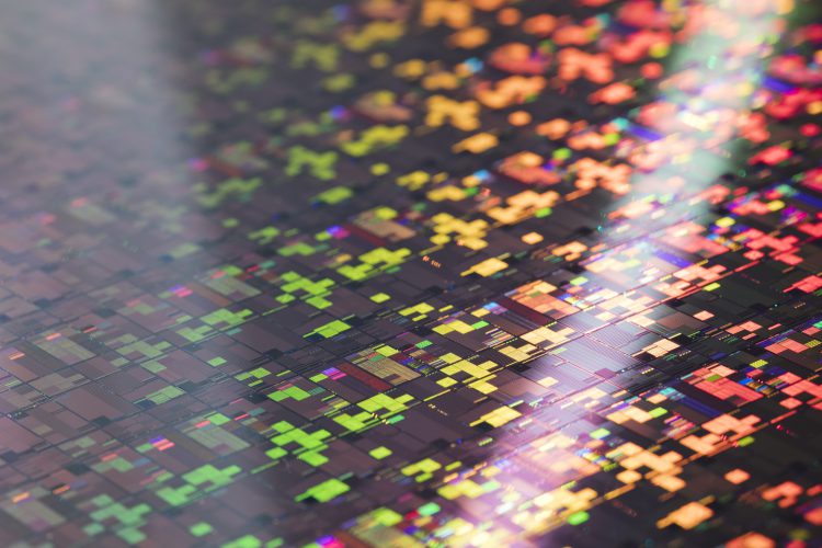 תקריב שבב בטכנולוגית VTFET (Vertical-Transport Nanosheet Field Effect Transistor). באדיבות IBM