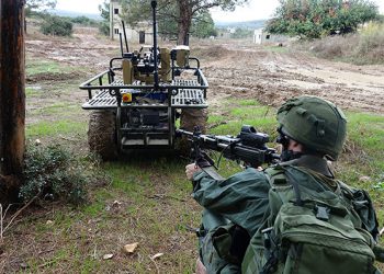 שיתוף פעולה בין אדם לרובוט. צילום: אלביט