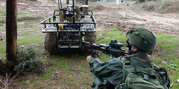 שיתוף פעולה בין אדם לרובוט. צילום: אלביט