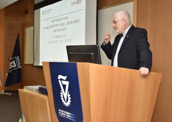 נשיא הטכניון בטקס הענקת פרסים, מענקים ומלגות ע"ש גיא סלע ז"ל שהעניקה SolarEdge לסטודנטים וחוקרים בטכניון. צילום יחצ, דוברות הטכניון