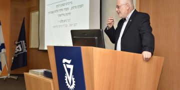 נשיא הטכניון בטקס הענקת פרסים, מענקים ומלגות ע"ש גיא סלע ז"ל שהעניקה SolarEdge לסטודנטים וחוקרים בטכניון. צילום יחצ, דוברות הטכניון