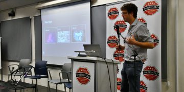 עומרי שטיין, מייסד שותף ומנכ"ל ReSight במפגש הסיליקון קלאב, דצמבר 2021. צילום: שמואל אוסטר