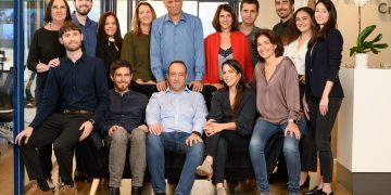 שותפי ועובדי Grove Ventures, עם השותף המנהל דב מורן, והשותפים הכלליים לוטן לבקוביץ, רננה אשכנזי וליאור הנדלסמן. צילום - דוד גארב שותפי ועובדי Grove Ventures, עם השותף המנהל דב מורן, והשותפים הכלליים לוטן לבקוביץ, רננה אשכנזי וליאור הנדלסמן. צילום - דוד גארב