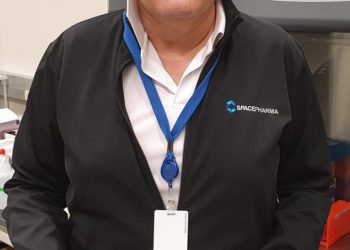 מנכ"ל ספייס פארמה יוסי ימין מחזיק את המעבדה הביולוגית העומדת בתנאי חלל. צילום יחצ