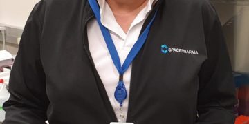 מנכ"ל ספייס פארמה יוסי ימין מחזיק את המעבדה הביולוגית העומדת בתנאי חלל. צילום יחצ