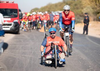 לרכב על רגל אחת