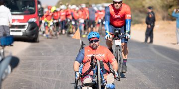 לרכב על רגל אחת