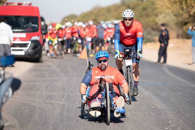 לרכב על רגל אחת