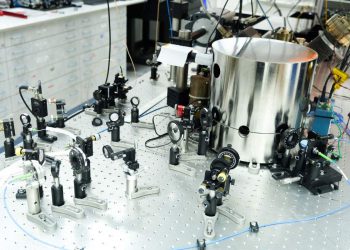 ככה נראה מחשב קוונטי: מלכודת היונים הוטמנה בתא ואקום והוכנסה למיכל מתכת גדול המגן על היונים מפני רעשים מגנטיים. תצלום: פרדי פיזנטי