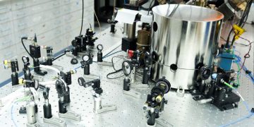 ככה נראה מחשב קוונטי: מלכודת היונים הוטמנה בתא ואקום והוכנסה למיכל מתכת גדול המגן על היונים מפני רעשים מגנטיים. תצלום: פרדי פיזנטי