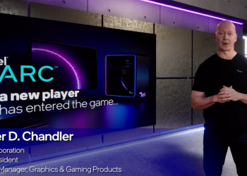 רוג'ר צ'נדלר סגן נשיא אינטל מציג את הכרטיסים הגרפיים הראשונים בהסטוריה של החברה. צילום מסך מתוך אירוע ההכרזה.