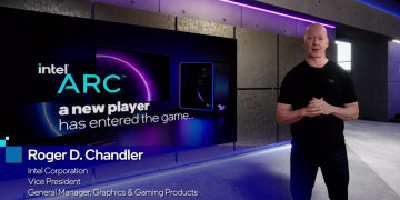 רוג'ר צ'נדלר סגן נשיא אינטל מציג את הכרטיסים הגרפיים הראשונים בהסטוריה של החברה. צילום מסך מתוך אירוע ההכרזה.