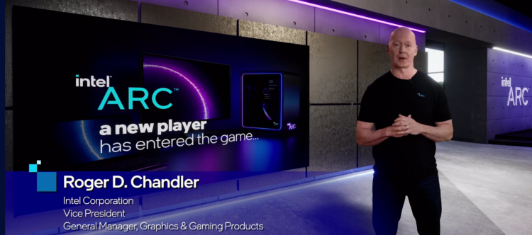 רוג'ר צ'נדלר סגן נשיא אינטל מציג את הכרטיסים הגרפיים הראשונים בהסטוריה של החברה. צילום מסך מתוך אירוע ההכרזה.