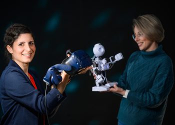 פרופ' שלי לוי-צדק (משמאל) ומהנדסת המעבדה יוליה ברדיצ'בסקי. צילום: דני מכליס, אוניברסיטת בן-גוריון