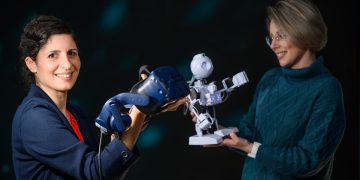 פרופ' שלי לוי-צדק (משמאל) ומהנדסת המעבדה יוליה ברדיצ'בסקי. צילום: דני מכליס, אוניברסיטת בן-גוריון