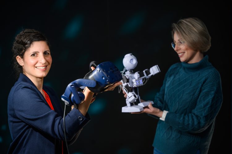 פרופ' שלי לוי-צדק (משמאל) ומהנדסת המעבדה יוליה ברדיצ'בסקי. צילום: דני מכליס, אוניברסיטת בן-גוריון