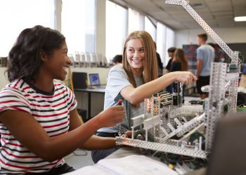 סטודנטיות במעבדת רובוטיקה. אילוסטרציה: depositphotos.com