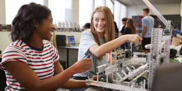 סטודנטיות במעבדת רובוטיקה. אילוסטרציה: depositphotos.com