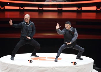 ג'ק מא, מנכ"ל עליבאבא (מימין) מדגים אמנויות לחימה סיניות ביחד עם השחקן ג'ט לי. אילוסטרציה: depositphotos.com