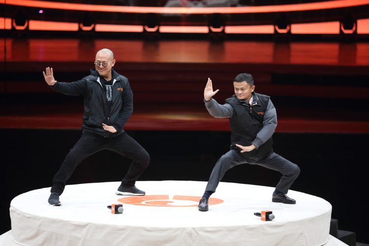 ג'ק מא, מנכ"ל עליבאבא (מימין) מדגים אמנויות לחימה סיניות ביחד עם השחקן ג'ט לי. אילוסטרציה: depositphotos.com