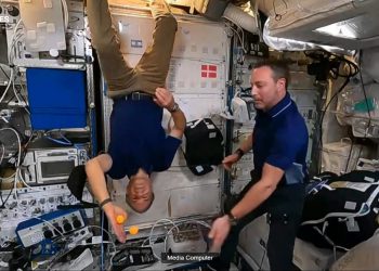 איתן סטיבה ומארק פאת'י, אף הוא מצוות משימת החלל הפרטית Ax-1שוחחו עם תלמידי תוכנית ספייס-סטארטאפ, תכנית חינוכית לתלמידי כיתות ה'-ו' ותלמידים מקנדה, שעושה שימוש בעולם החלל לצד פרקטיקות מעולם היזמות. צילום מסך מתוך הטלוויזיה של נאס"א