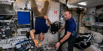 איתן סטיבה ומארק פאת'י, אף הוא מצוות משימת החלל הפרטית Ax-1שוחחו עם תלמידי תוכנית ספייס-סטארטאפ, תכנית חינוכית לתלמידי כיתות ה'-ו' ותלמידים מקנדה, שעושה שימוש בעולם החלל לצד פרקטיקות מעולם היזמות. צילום מסך מתוך הטלוויזיה של נאס"א