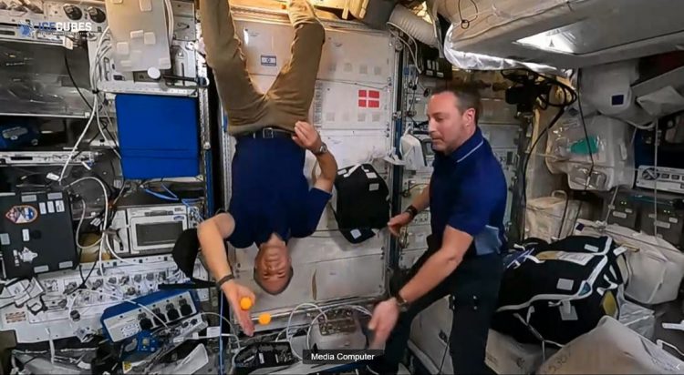 איתן סטיבה ומארק פאת'י, אף הוא מצוות משימת החלל הפרטית Ax-1שוחחו עם תלמידי תוכנית ספייס-סטארטאפ, תכנית חינוכית לתלמידי כיתות ה'-ו' ותלמידים מקנדה, שעושה שימוש בעולם החלל לצד פרקטיקות מעולם היזמות. צילום מסך מתוך הטלוויזיה של נאס"א