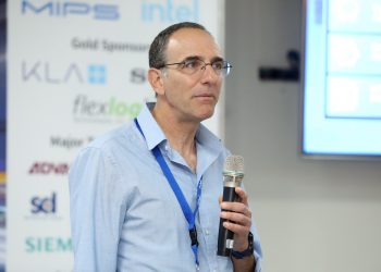 נועם אבני, ראש קבוצת ה-IP's ומנהל מרכז הפיתוח של אינטל בירושלים במליאת כנס ChipEx2022. צילום: ניב קנטור