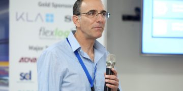 נועם אבני, ראש קבוצת ה-IP's ומנהל מרכז הפיתוח של אינטל בירושלים במליאת כנס ChipEx2022. צילום: ניב קנטור