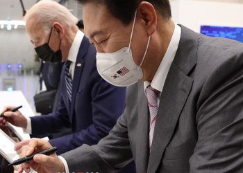 נשיא קוריאה הדרומית יון סוק-יול מארח את נשיא ארה"ב ג'ו ביידן במפעל סמסונג פאונדריז. צילום: האתר הרשמי של נשיא דרום קוריאה. https://eng.president.go.kr/main/