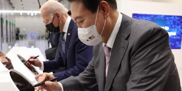 נשיא קוריאה הדרומית יון סוק-יול מארח את נשיא ארה"ב ג'ו ביידן במפעל סמסונג פאונדריז. צילום: האתר הרשמי של נשיא דרום קוריאה. https://eng.president.go.kr/main/