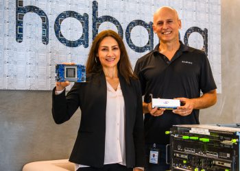 סנדרה ריברה, סגנית נשיא בכירה באינטל ומנכ”לית קבוצת הדאטה סנטר והבינה המלאכותית באינטל, ואיתן מדינה, מנהל התפעול הראשי של הבאנה לאבס. צילום יחצ