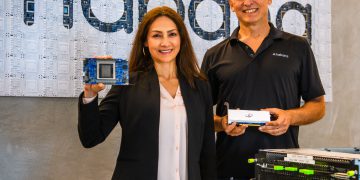 סנדרה ריברה, סגנית נשיא בכירה באינטל ומנכ”לית קבוצת הדאטה סנטר והבינה המלאכותית באינטל, ואיתן מדינה, מנהל התפעול הראשי של הבאנה לאבס. צילום יחצ