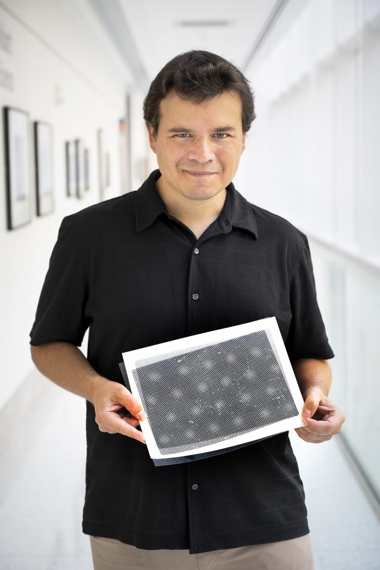 פרופ' פבלו ג'רילו-הררו מהמחלקה לפיזיקה שבאוניברסיטת MIT. צילום: Barry Hetherington