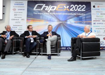 מימין לשמאל: מנחה הפאנל שלמה גרדמן, אנתוני יו, דימה פלדמן, אנדי ג'רוס. צילום: ניב קנטור