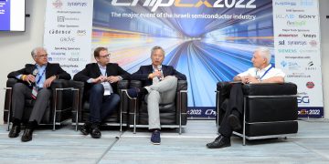 מימין לשמאל: מנחה הפאנל שלמה גרדמן, אנתוני יו, דימה פלדמן, אנדי ג'רוס. צילום: ניב קנטור