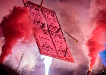 שלט בהפגנה בפולין נגד הפלישה הרוסית לאוקראינה ב-26 בפברואר 2022. אילוסטרציה: depositphotos.com