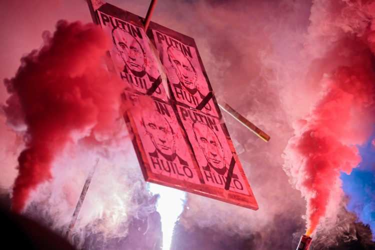 שלט בהפגנה בפולין נגד הפלישה הרוסית לאוקראינה ב-26 בפברואר 2022. אילוסטרציה: depositphotos.com