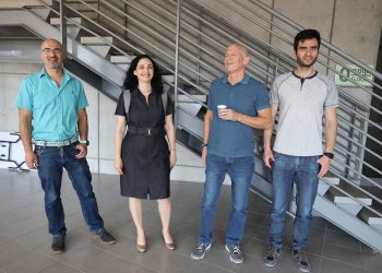 מימין לשמאל: נתנאל חי, דוקטורנט בבית הספר להנדסת חשמל ומחשבים באוניברסיטת בן גוריון , אוניברסיטת בן גוריון, פרופ בעז רפאלי, ראש בית הספר להנדסת חשמל ומחשבים, אוניברסיטת בן גוריון, ד"ר נאוה שפייזמן, מנהלת שיתופי פעולה אסטרטגים ב- KLA, פרופ' מרק שווצמן, המחלקה להנדסת חומרים, אוניברסיטת בן גוריון. צילום יחצ