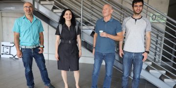 מימין לשמאל: נתנאל חי, דוקטורנט בבית הספר להנדסת חשמל ומחשבים באוניברסיטת בן גוריון , אוניברסיטת בן גוריון, פרופ בעז רפאלי, ראש בית הספר להנדסת חשמל ומחשבים, אוניברסיטת בן גוריון, ד"ר נאוה שפייזמן, מנהלת שיתופי פעולה אסטרטגים ב- KLA, פרופ' מרק שווצמן, המחלקה להנדסת חומרים, אוניברסיטת בן גוריון. צילום יחצ