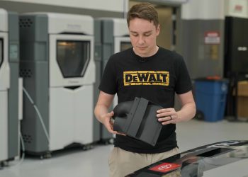 מהנדס בוחן חלק מודפס עבור מכונית המירוץ. באדיבות סטרטסיס