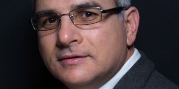 ד"ר עמוס בר דע, ראש תכנית תואר ראשון בהנדסת חשמל ואלקטרוניקה במכון הטכנולוגי בחולון. צילום יחצ