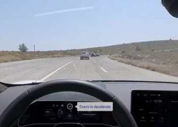 רכב זיקר שבו נעשה שימוש במערכת חדשה של מובילאיי נעצר לפני מכוניות שנעמדו באמצע הכביש. צילום מסך