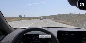 רכב זיקר שבו נעשה שימוש במערכת חדשה של מובילאיי נעצר לפני מכוניות שנעמדו באמצע הכביש. צילום מסך