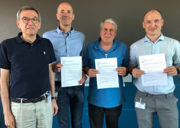 גיל אמיד, מייסד שותף וסמנכל רגולציה בפורטליקס (שני מימין) יחד עם בכירי ASAM עם הפיכת התקן שהובילה פורטליקס לתקן מחייב. צילום יחצ