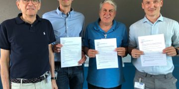 גיל אמיד, מייסד שותף וסמנכל רגולציה בפורטליקס (שני מימין) יחד עם בכירי ASAM עם הפיכת התקן שהובילה פורטליקס לתקן מחייב. צילום יחצ